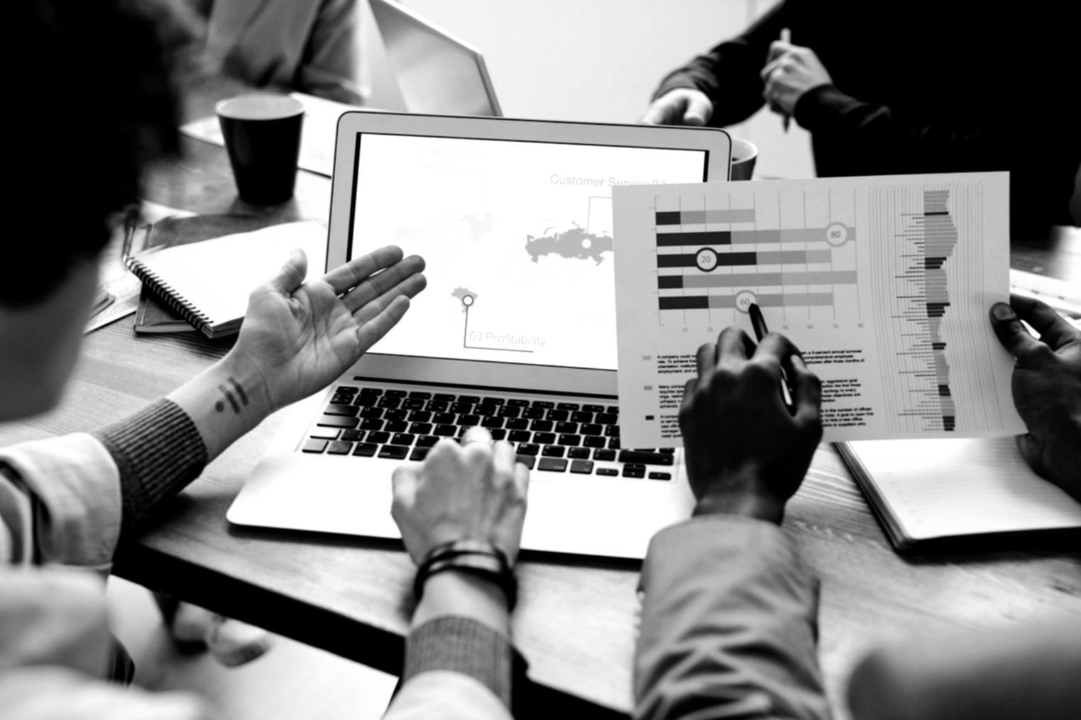 Profissional a analisar documentos financeiros num ambiente de escritório